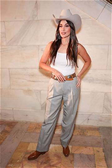 The Iconic Kacey Musgraves White Boots: a Symbol of Western Style and Women's Empowerment